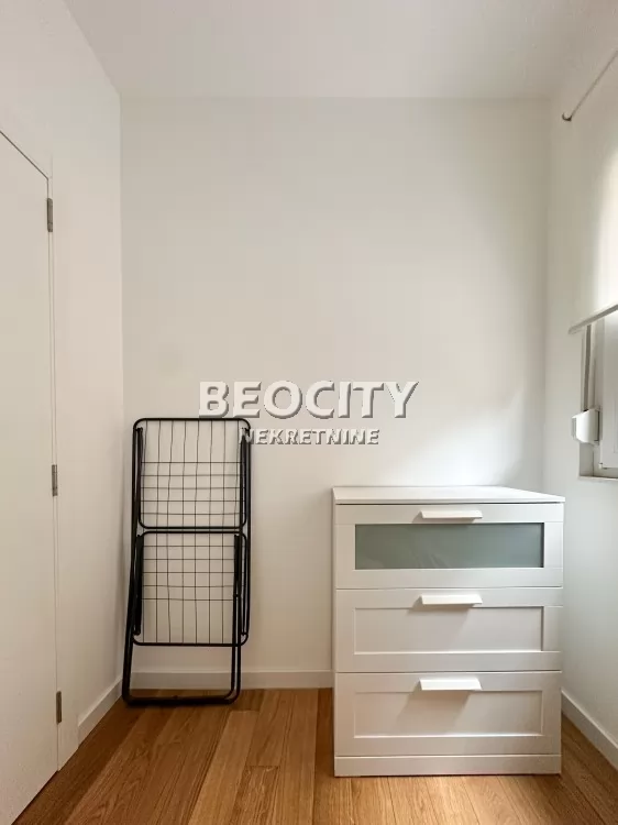 Trosoban stan, 42 m2, Južni bulevar ID: 94221 11