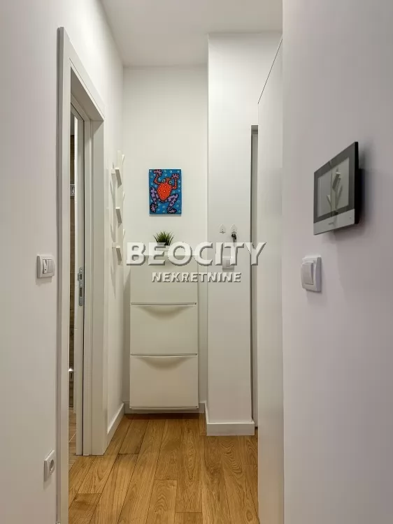 Trosoban stan, 42 m2, Južni bulevar ID: 94221 13