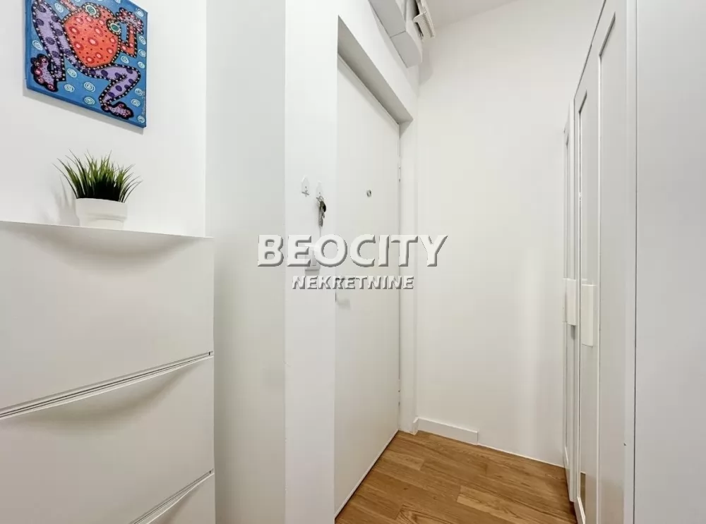 Trosoban stan, 42 m2, Južni bulevar ID: 94221 14