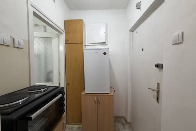 Izdajemo namešten jednosoban stan  Kneza Miloša 3