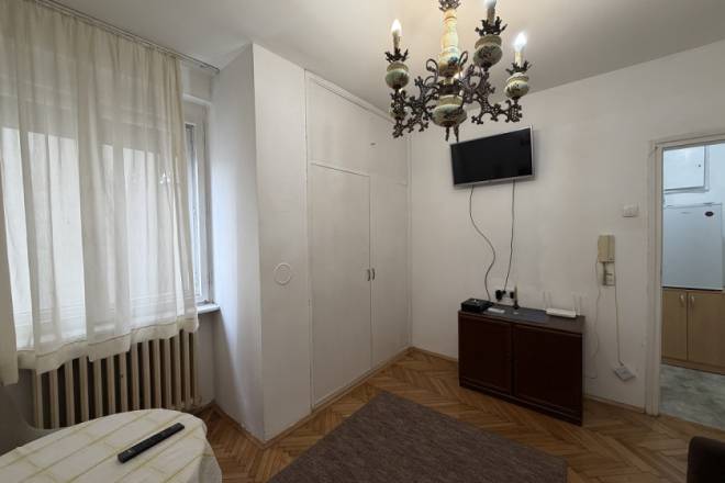 Izdajemo namešten jednosoban stan  Kneza Miloša 4