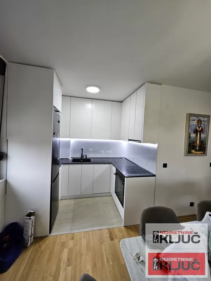 TELEP, 87m2+krovna terasa, Troiposoban, Namešten, Parking, Vila 6