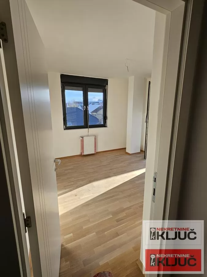 TELEP, 87m2+krovna terasa, Troiposoban, Namešten, Parking, Vila 7