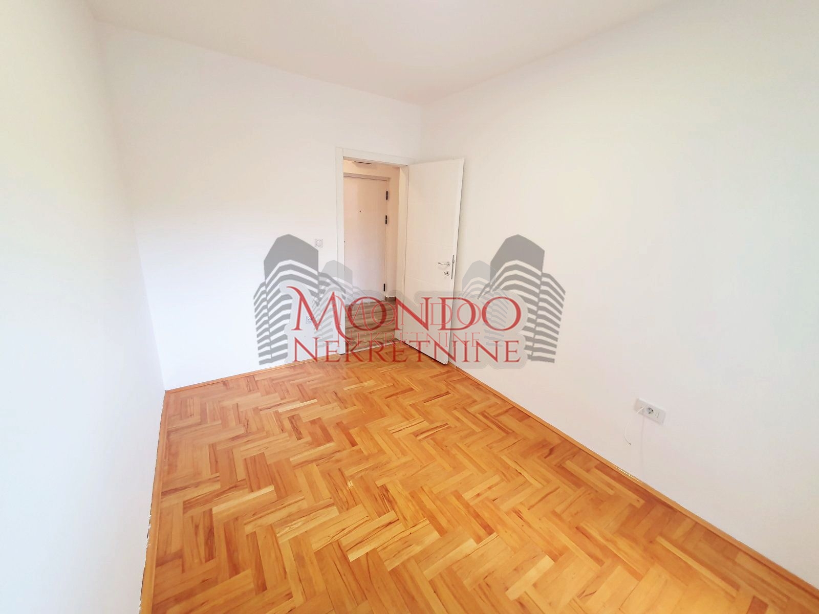 Dvoiposoban stan na Crvenom pevcu 6