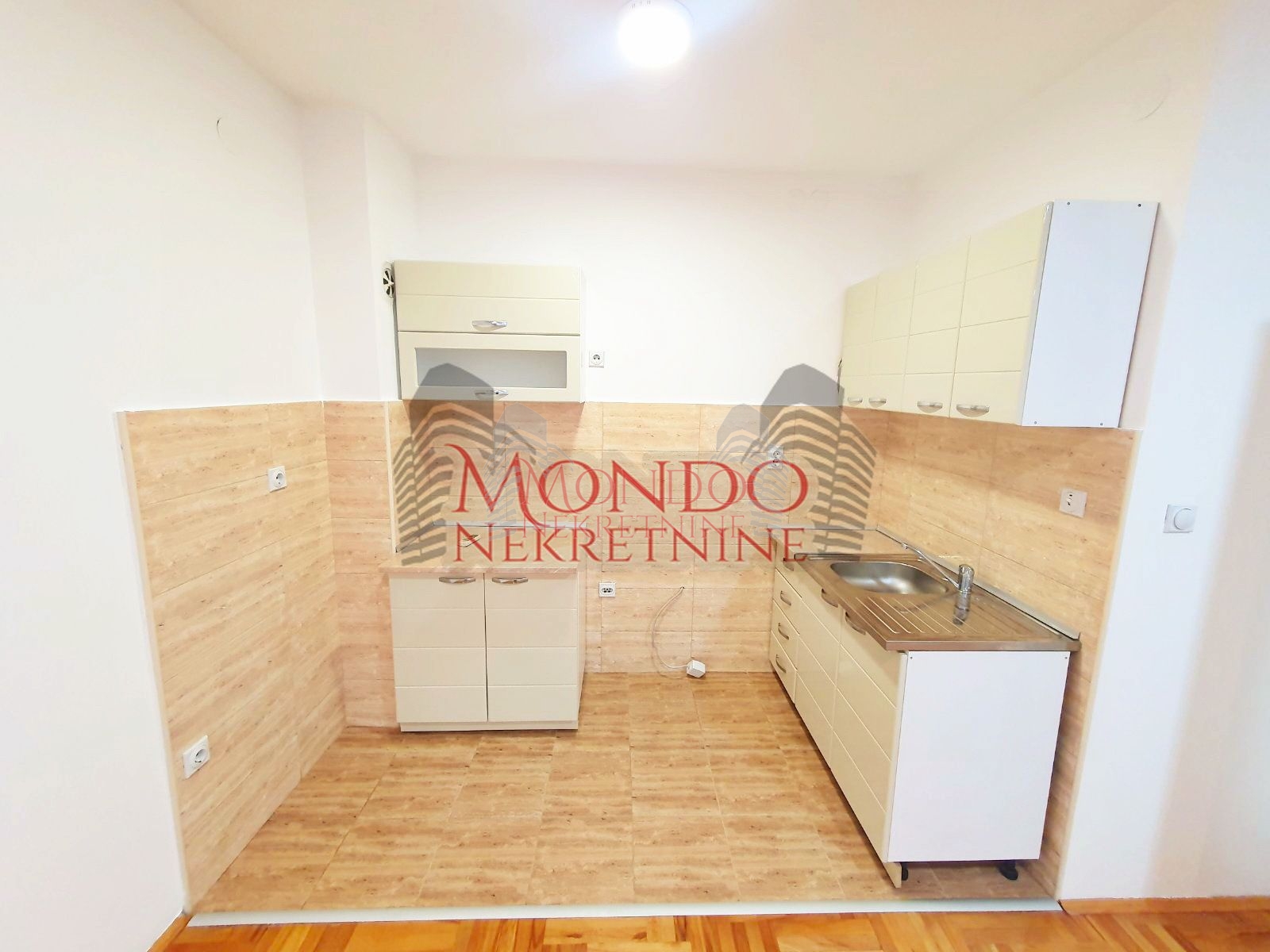 Dvioposoban nenamešten stan na Crvenom Pevcu 3