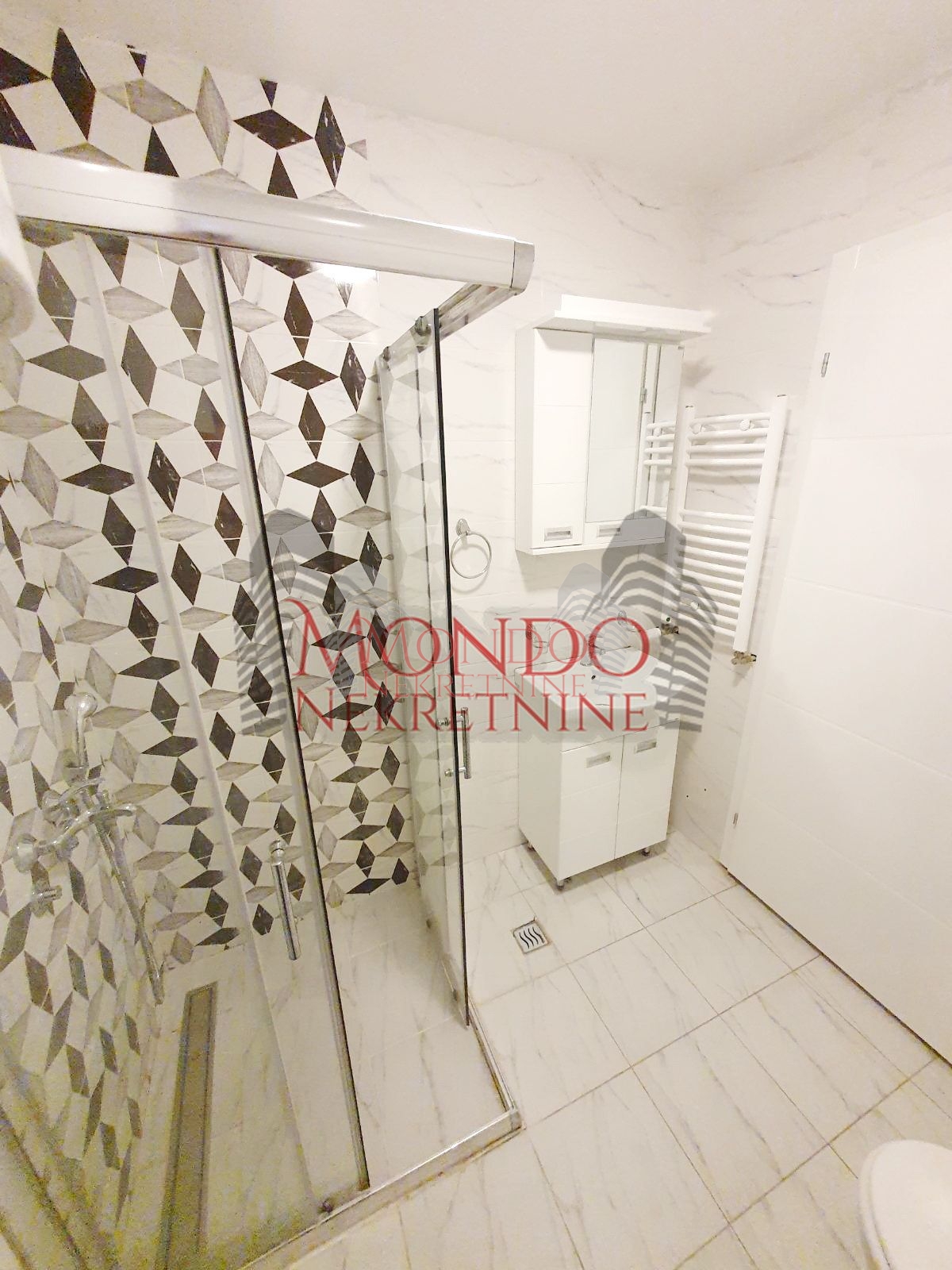 Dvioposoban nenamešten stan na Crvenom Pevcu 14