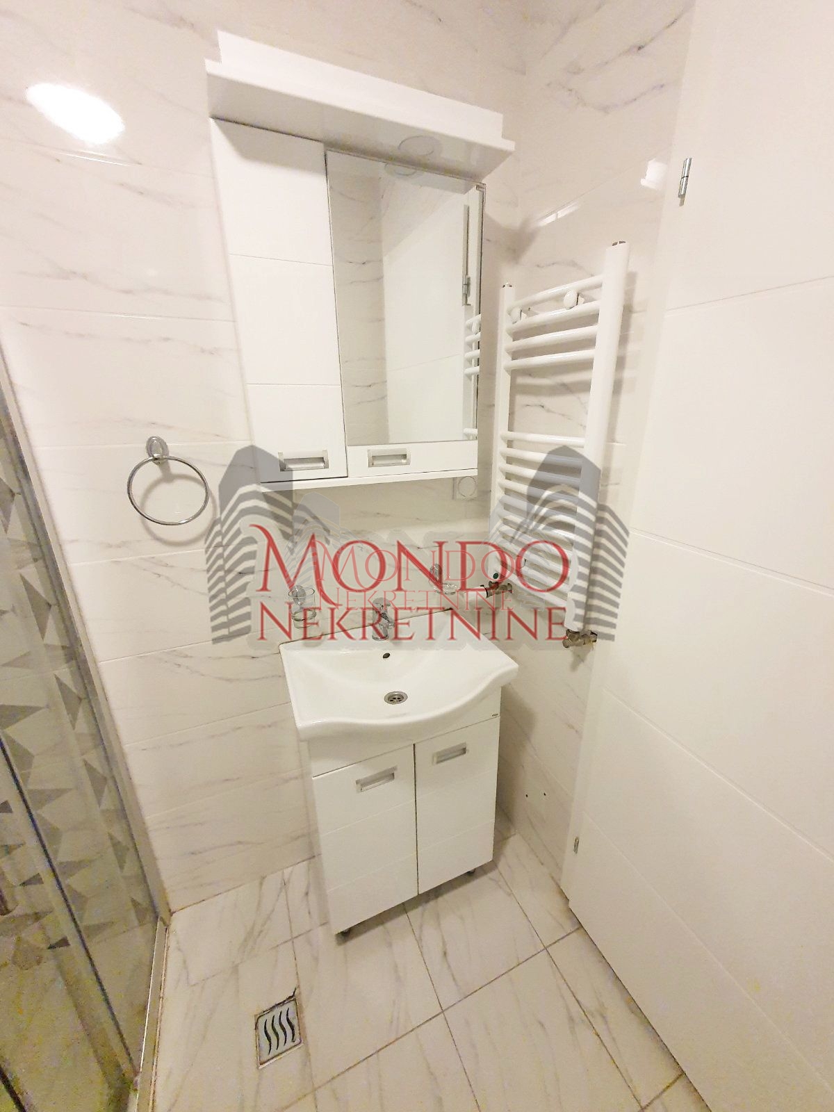 Dvioposoban nenamešten stan na Crvenom Pevcu 15