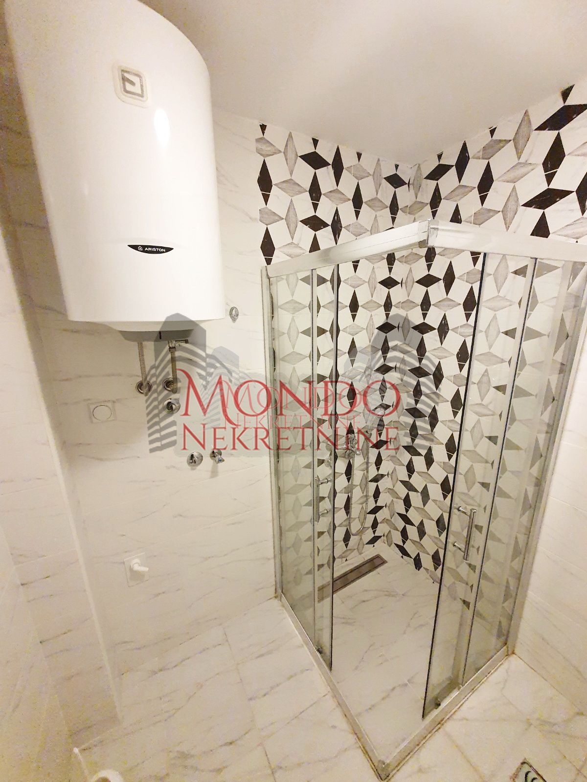 Dvioposoban nenamešten stan na Crvenom Pevcu 13