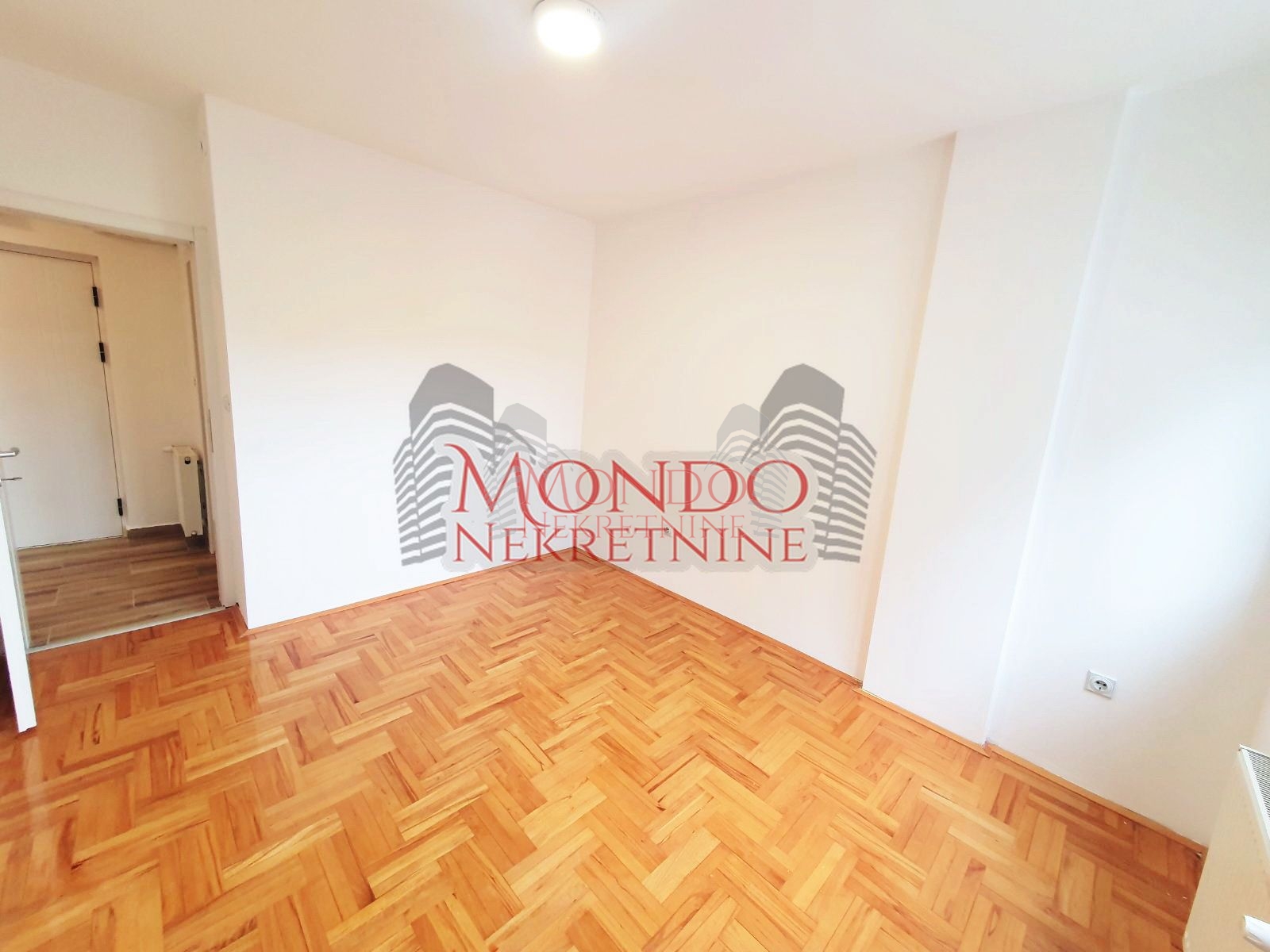 Dvioposoban nenamešten stan na Crvenom Pevcu 10