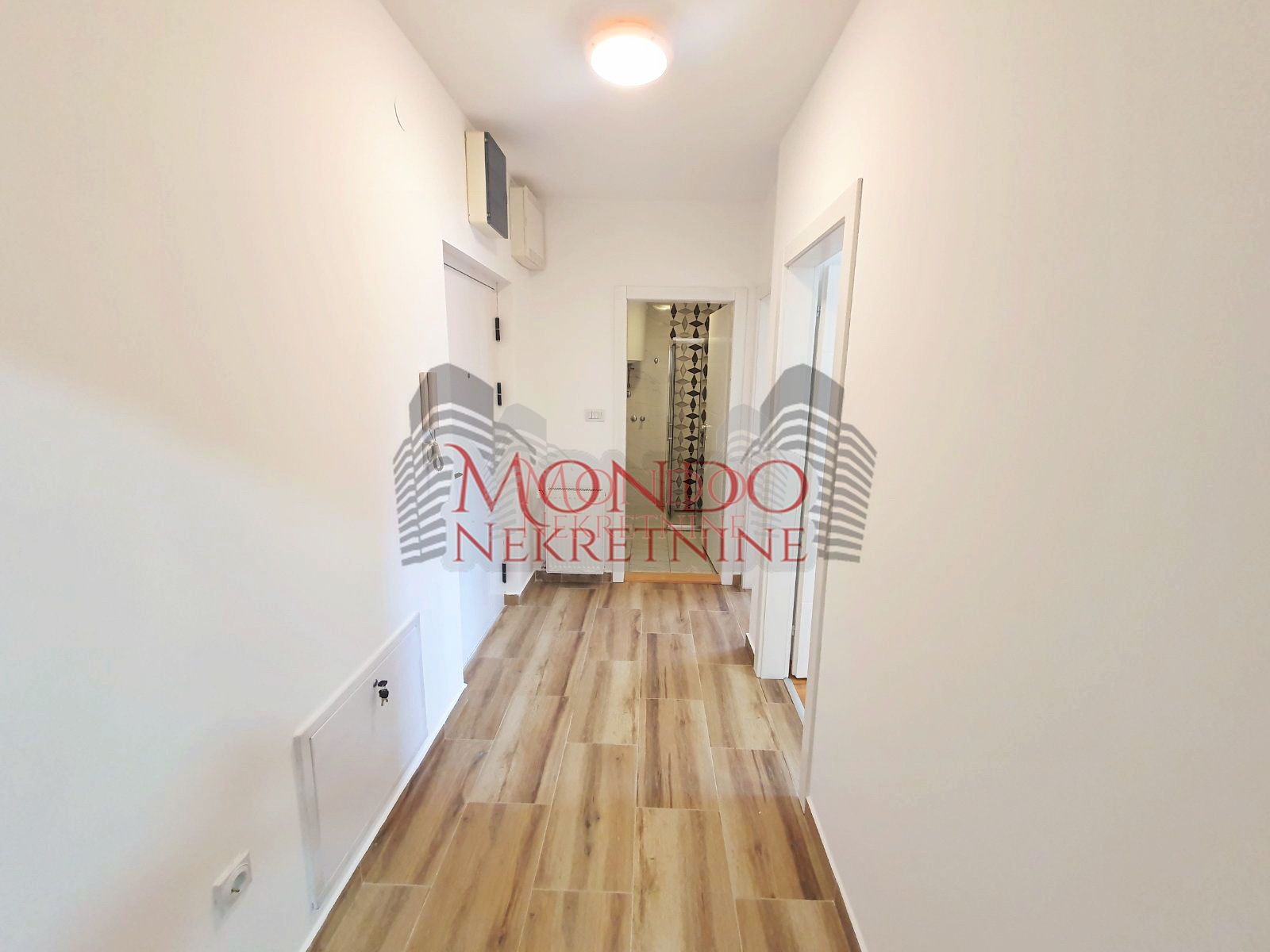 Dvioposoban nenamešten stan na Crvenom Pevcu 12