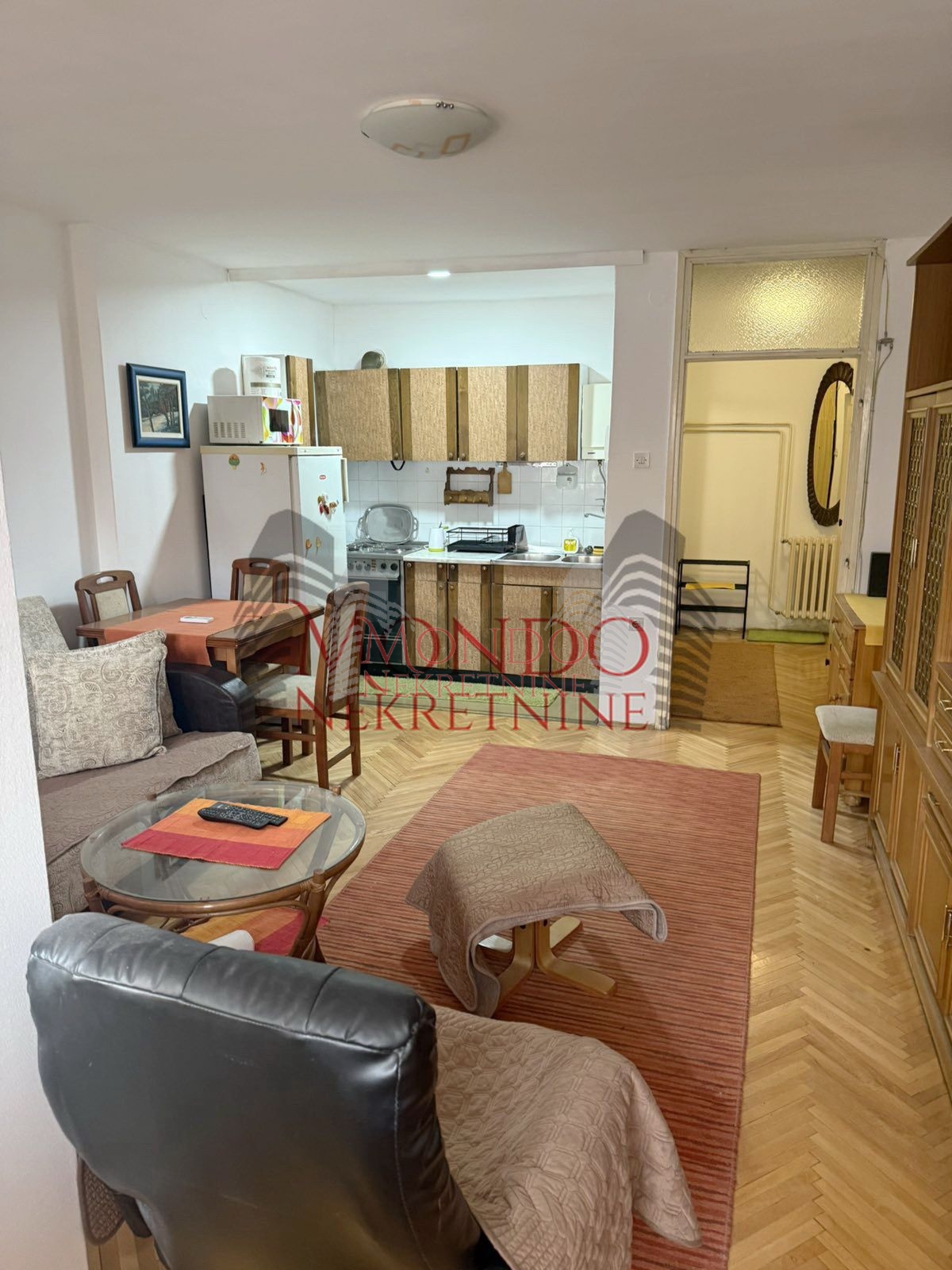 Izdaje se garsonjera na Bulevaru Nemanjica kod zone III 4