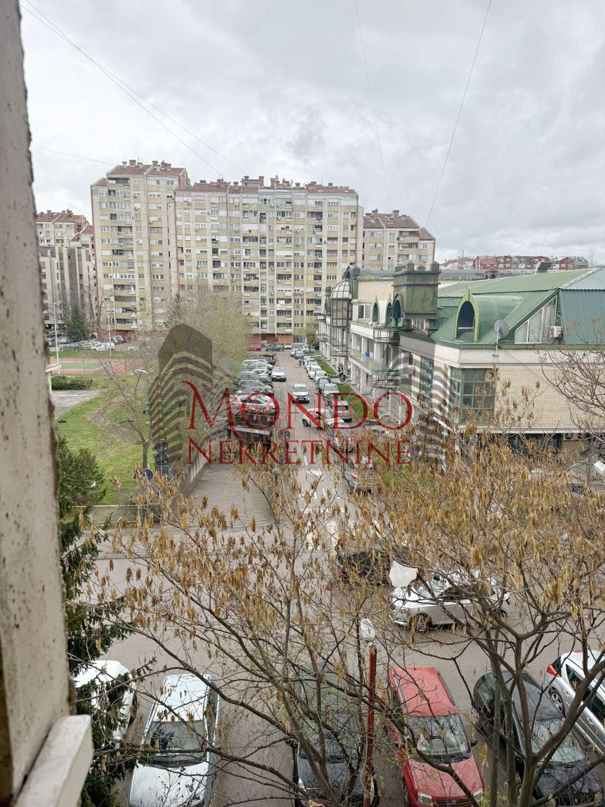 Izdaje se garsonjera na Bulevaru Nemanjica kod zone III 8