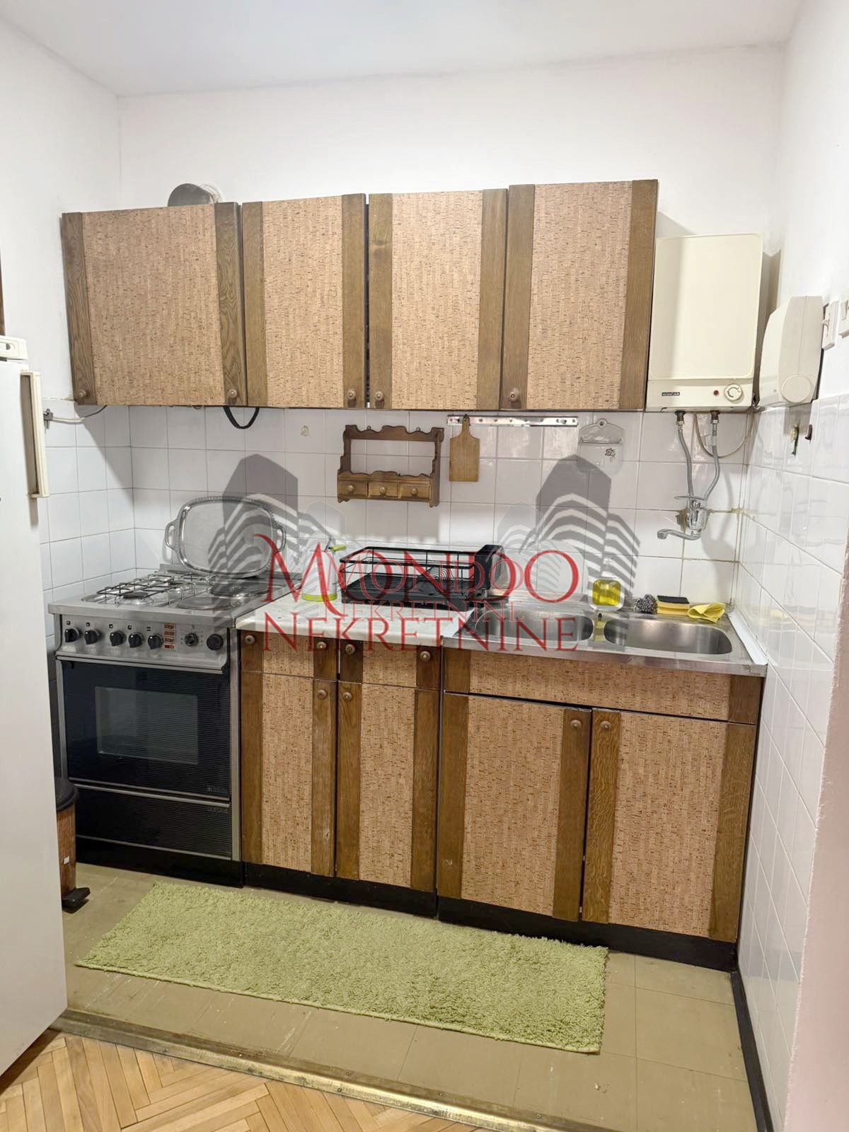 Izdaje se garsonjera na Bulevaru Nemanjica kod zone III 5