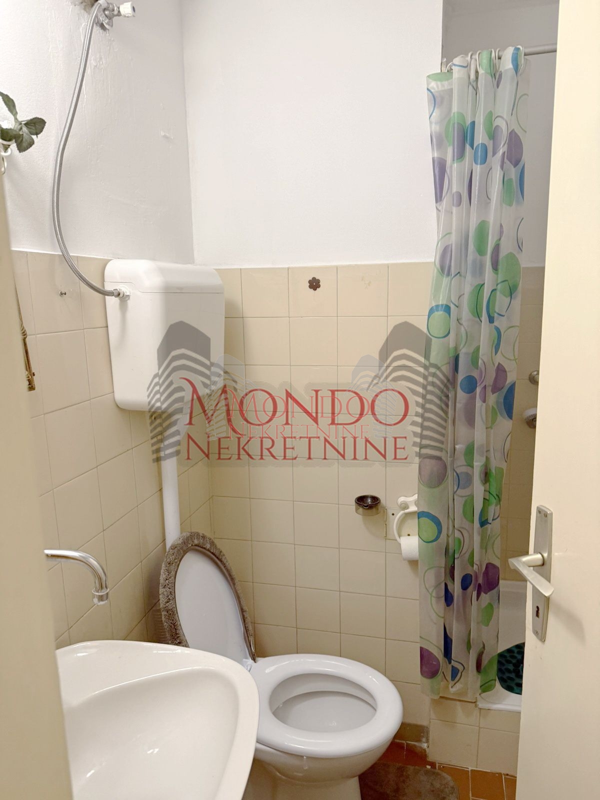 Izdaje se garsonjera na Bulevaru Nemanjica kod zone III 7