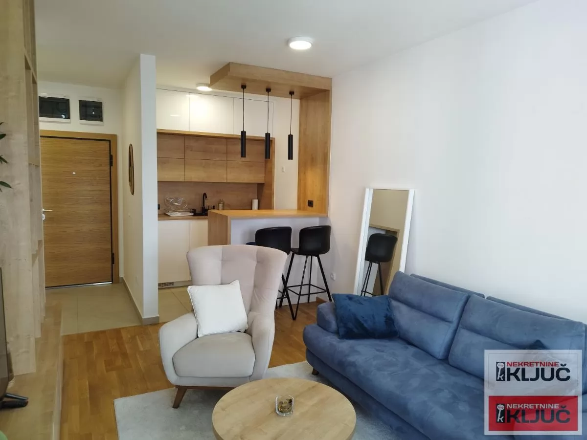 Odlican dvosoban stan na Keju 1