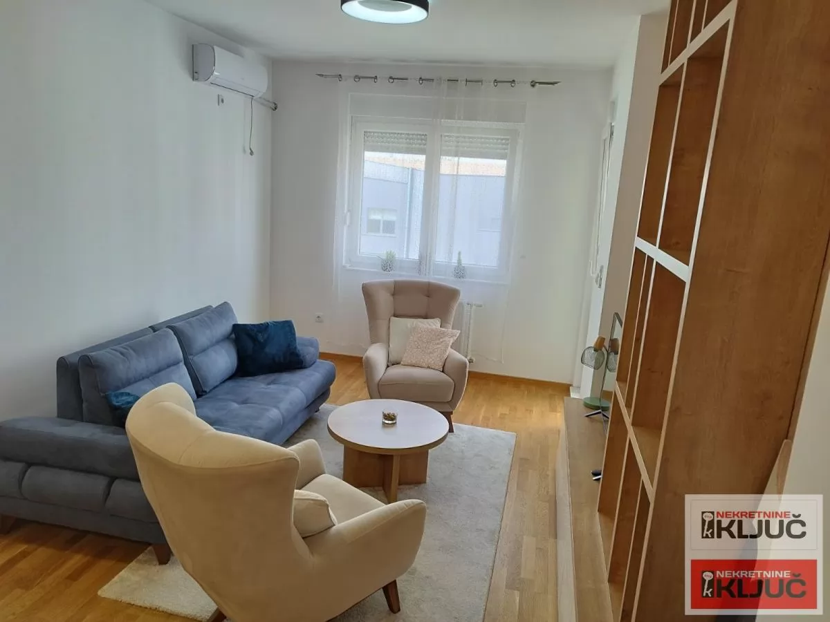 Odlican dvosoban stan na Keju 3