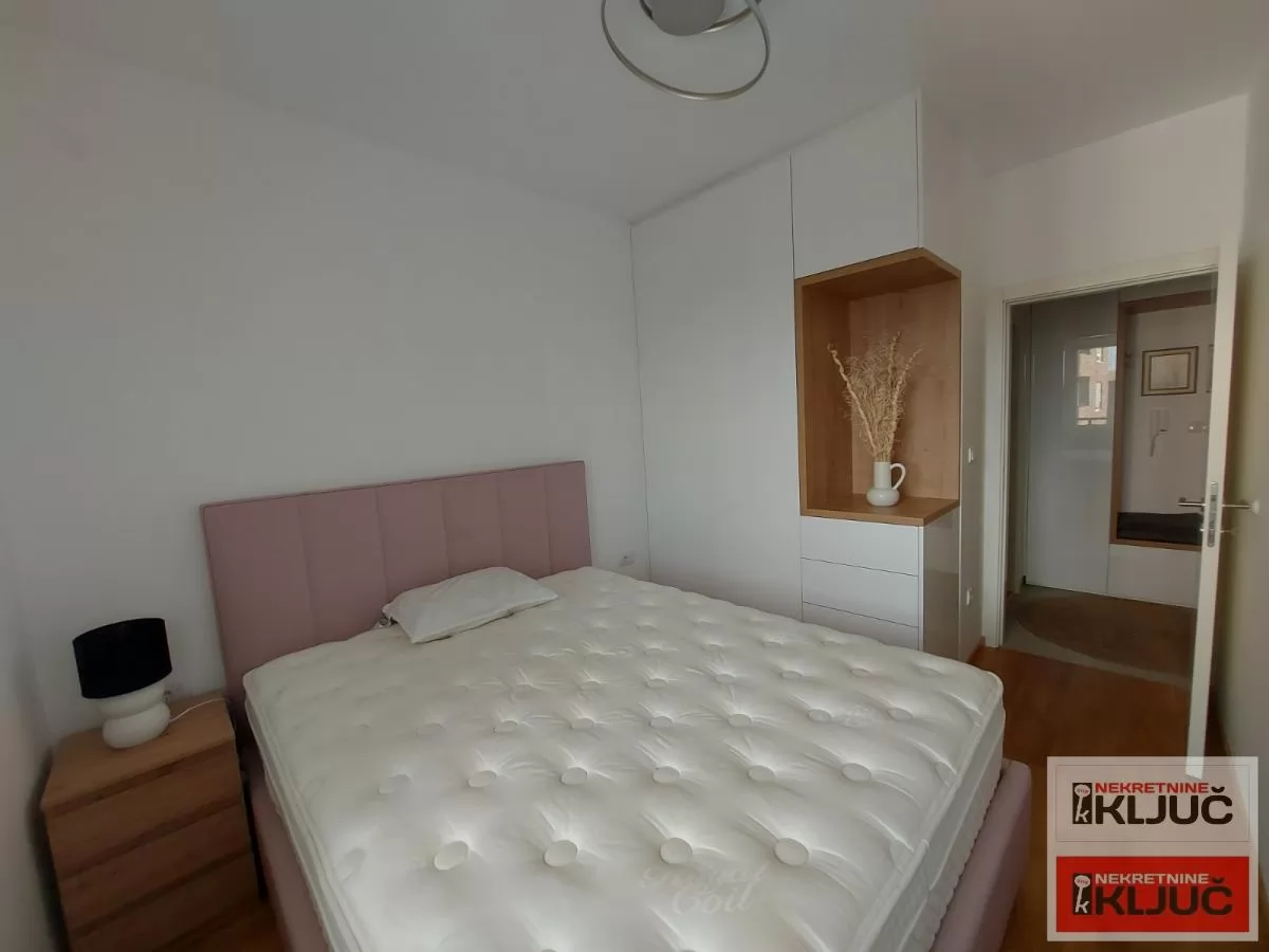 Odlican dvosoban stan na Keju 5