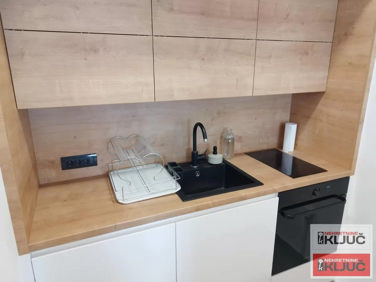 Odlican dvosoban stan na Keju 6