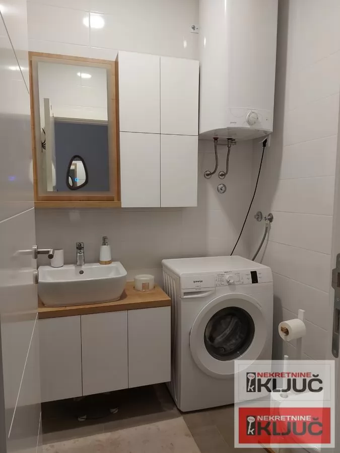 Odlican dvosoban stan na Keju 9