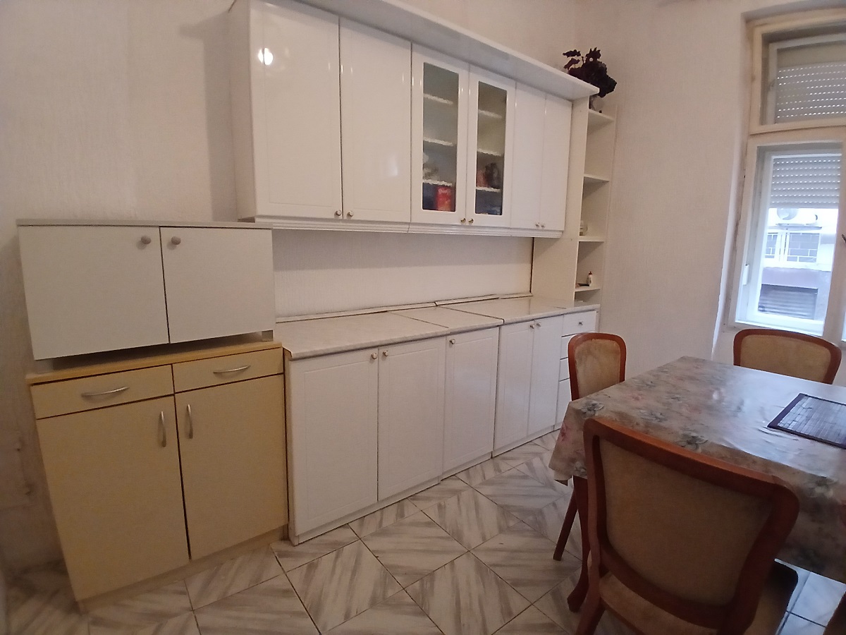 Izdajemo 2 5 salonski stan na Vračaru  80m2 3