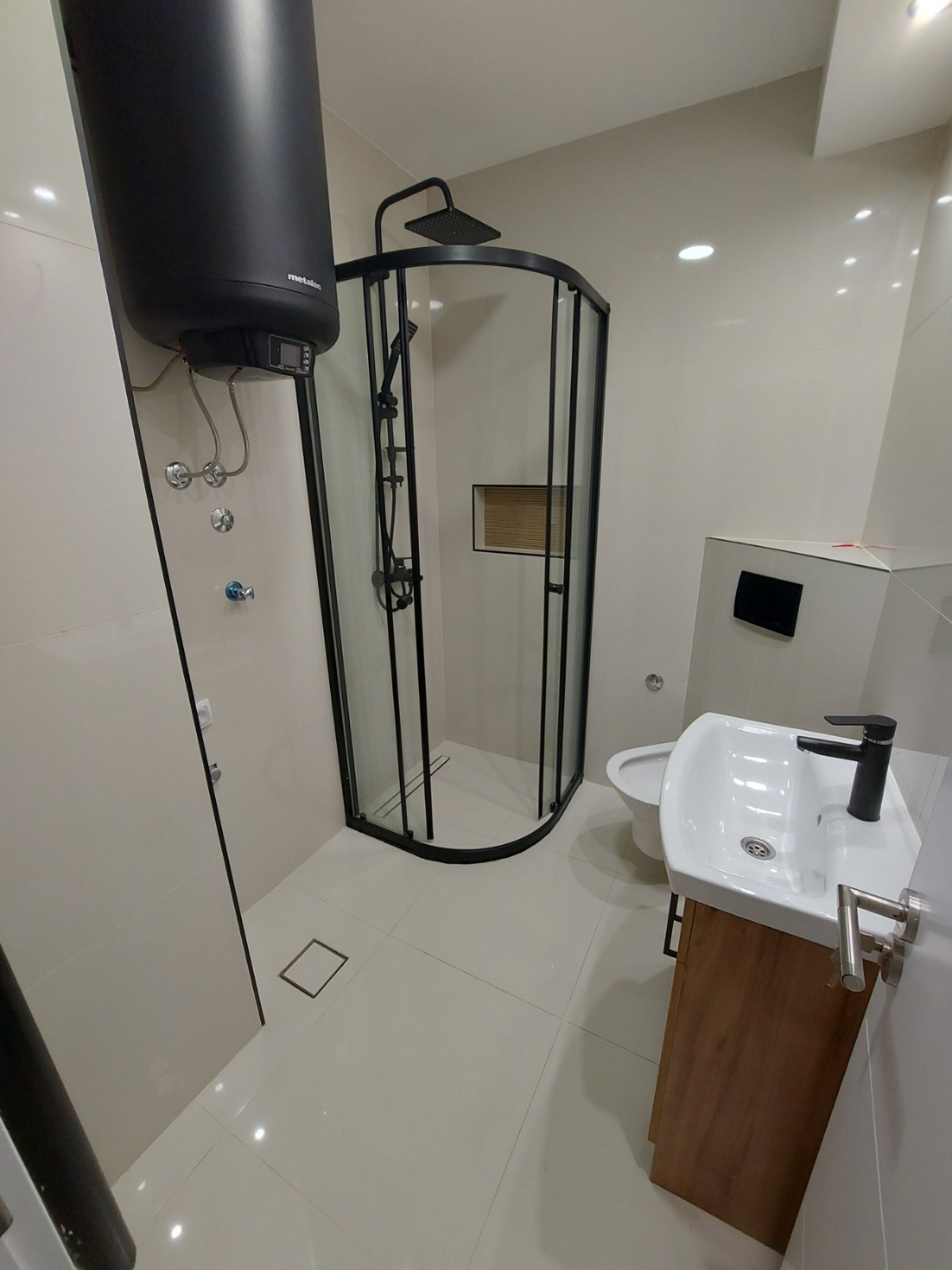 Prodajem dvoiposoban stan Novi Sad Rotkvarija 3