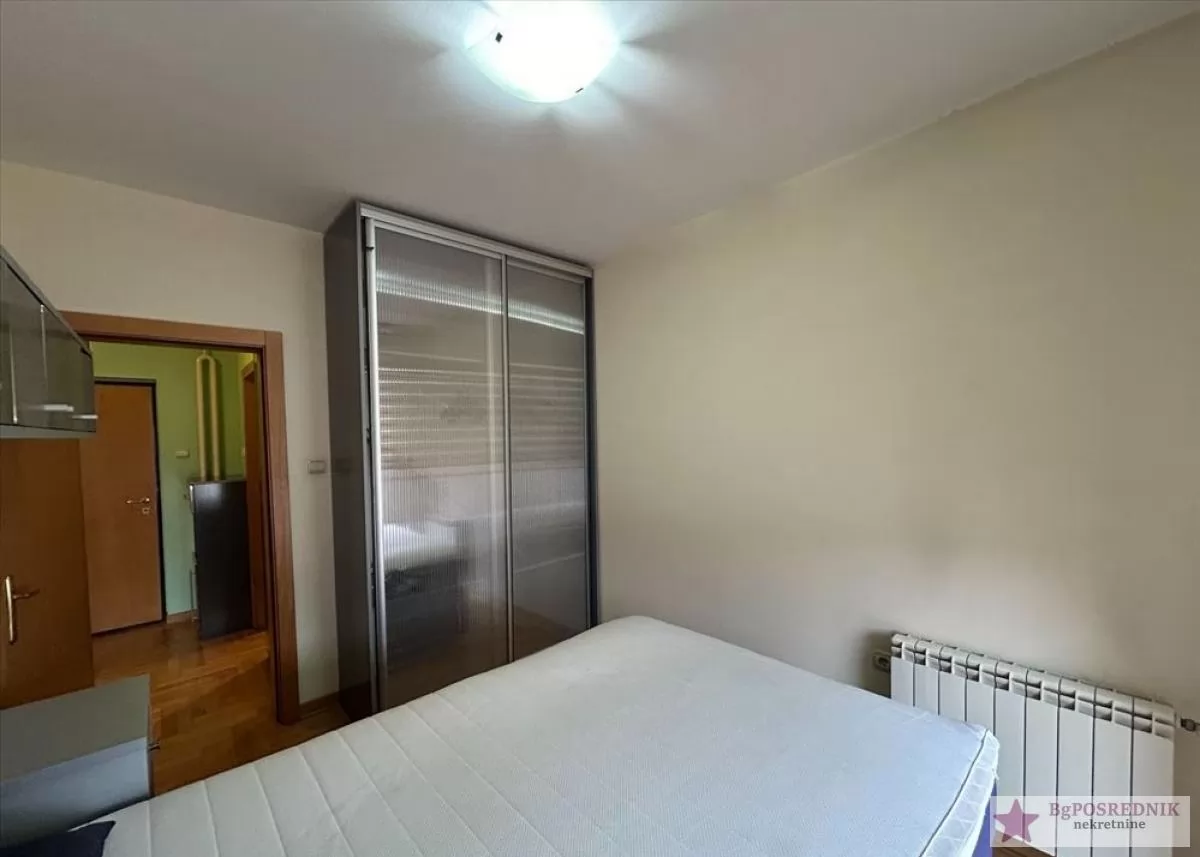 STAN SA GARAŽNIM MESTOM! 4