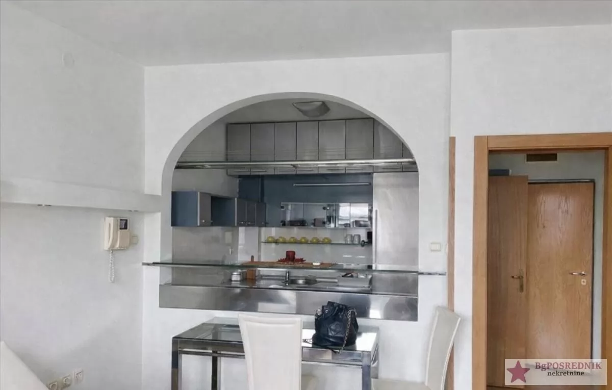 STAN SA GARAŽNIM MESTOM! 5