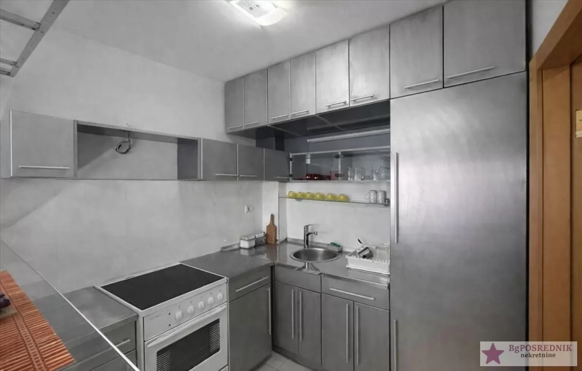 STAN SA GARAŽNIM MESTOM! 6