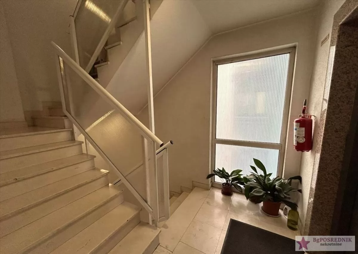 STAN SA GARAŽNIM MESTOM! 9