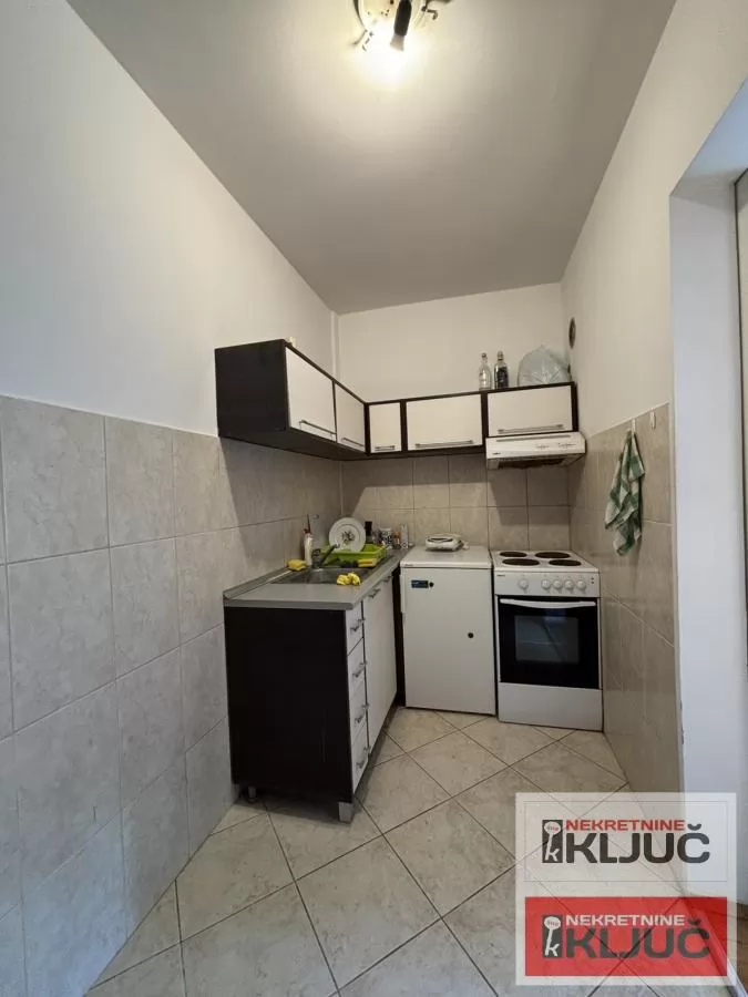 Dobar jednoiposoban stan na Grbavici 3