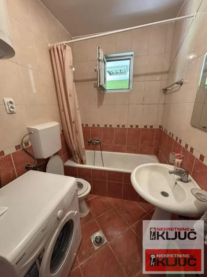 Dobar jednoiposoban stan na Grbavici 9