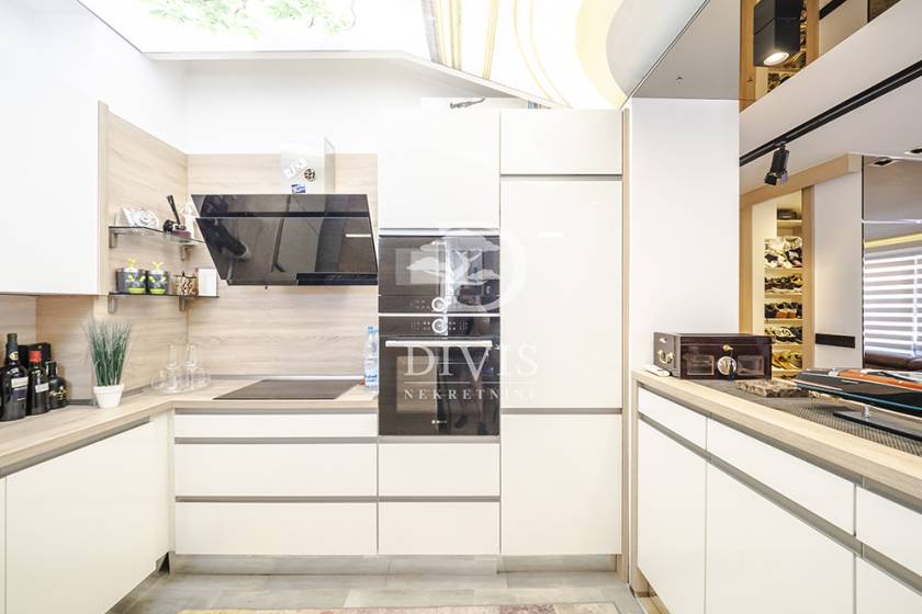 Prodajemo namešten 3 0 stan  83m2  Šumatovačka ulica  garaža 2