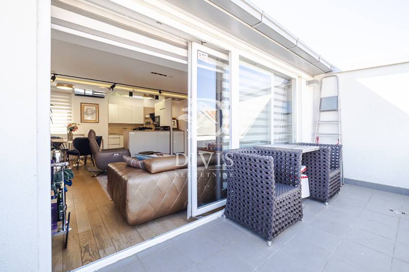 Prodajemo namešten 3 0 stan  83m2  Šumatovačka ulica  garaža 5