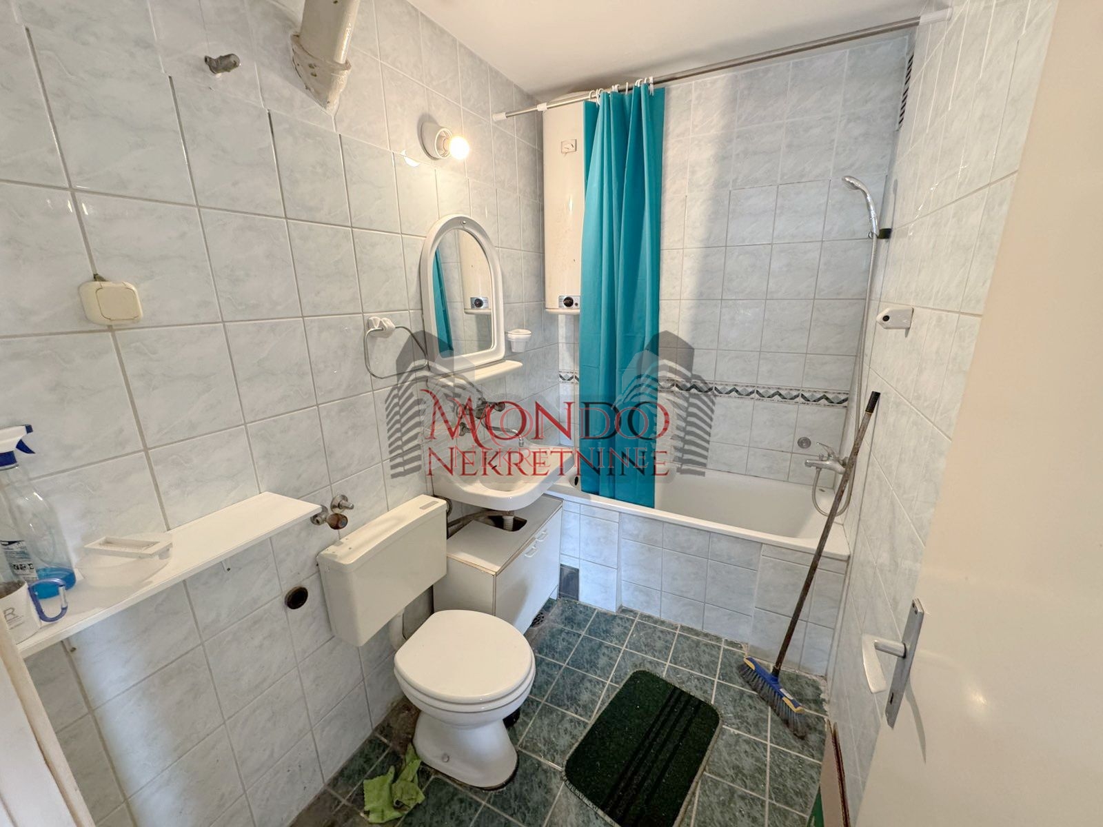 Dvosoban stan u Durlanu preko puta pijace 12