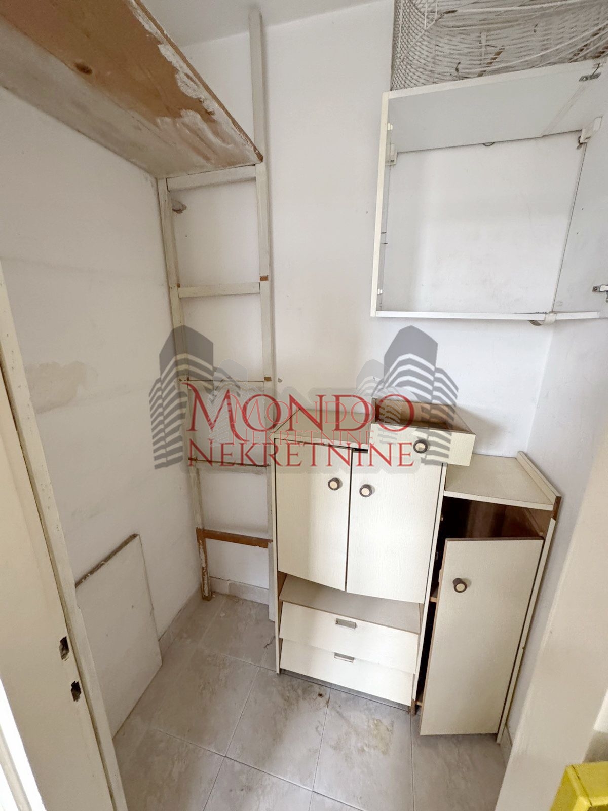 Dvosoban stan u Durlanu preko puta pijace 13