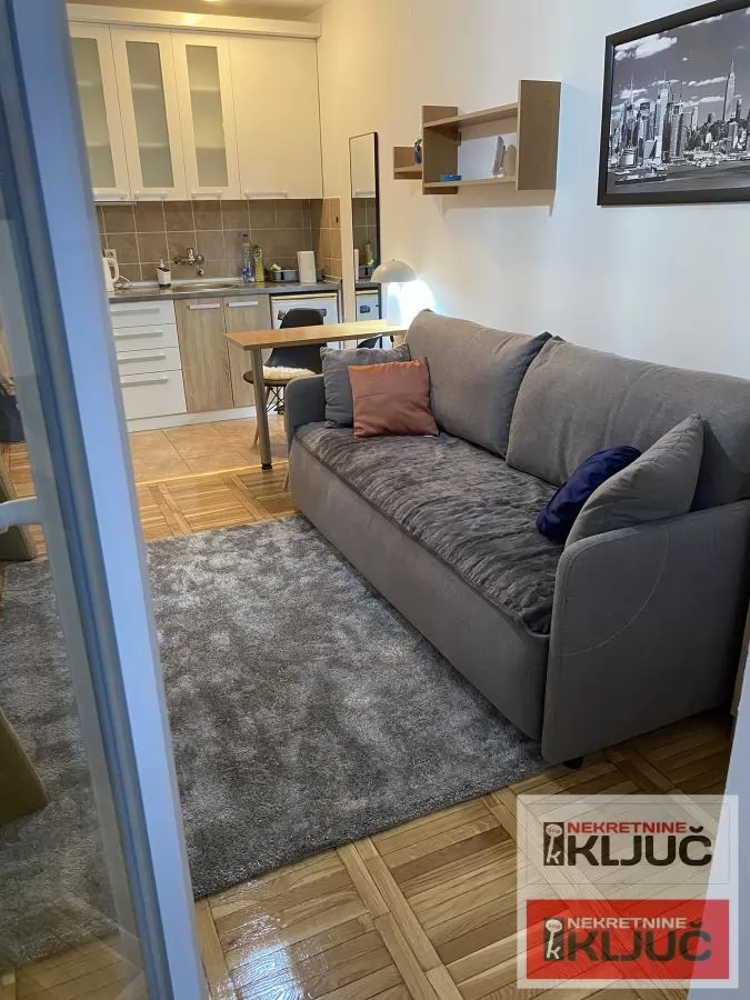 Dobra garsonjera na Grbavici 1