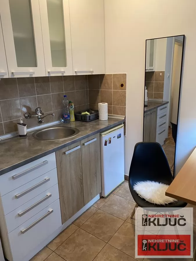 Dobra garsonjera na Grbavici 3