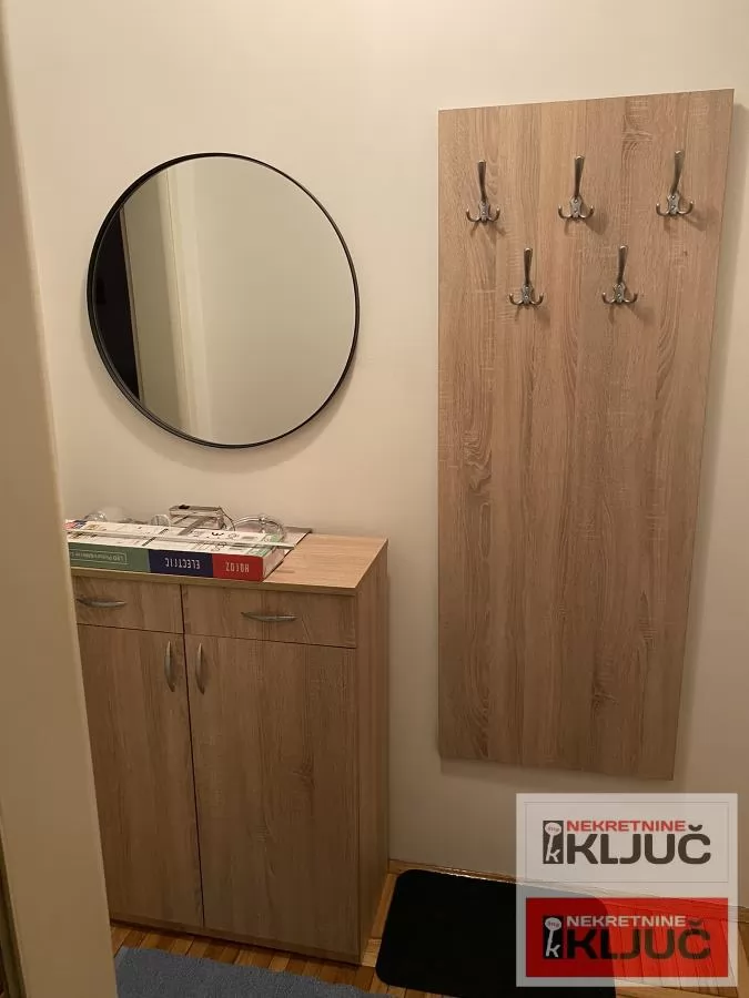 Dobra garsonjera na Grbavici 4