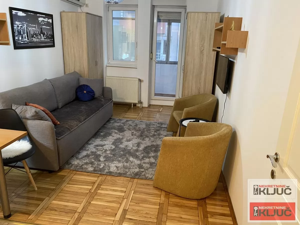 Dobra garsonjera na Grbavici 5