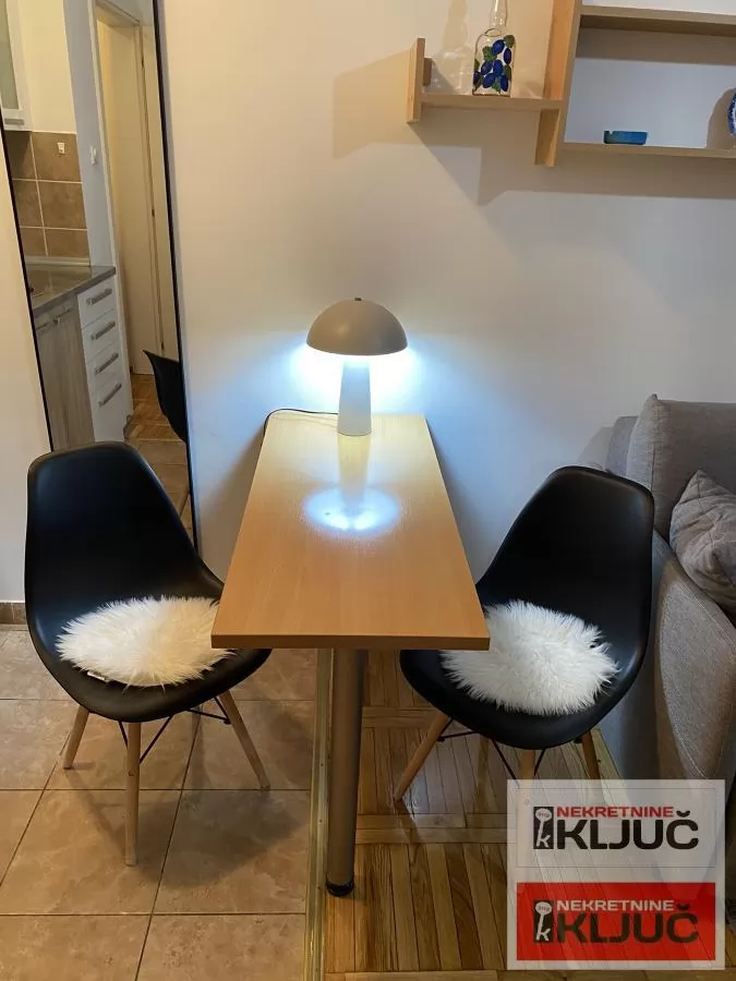 Dobra garsonjera na Grbavici 6