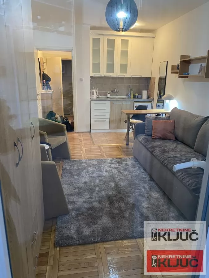 Dobra garsonjera na Grbavici 7