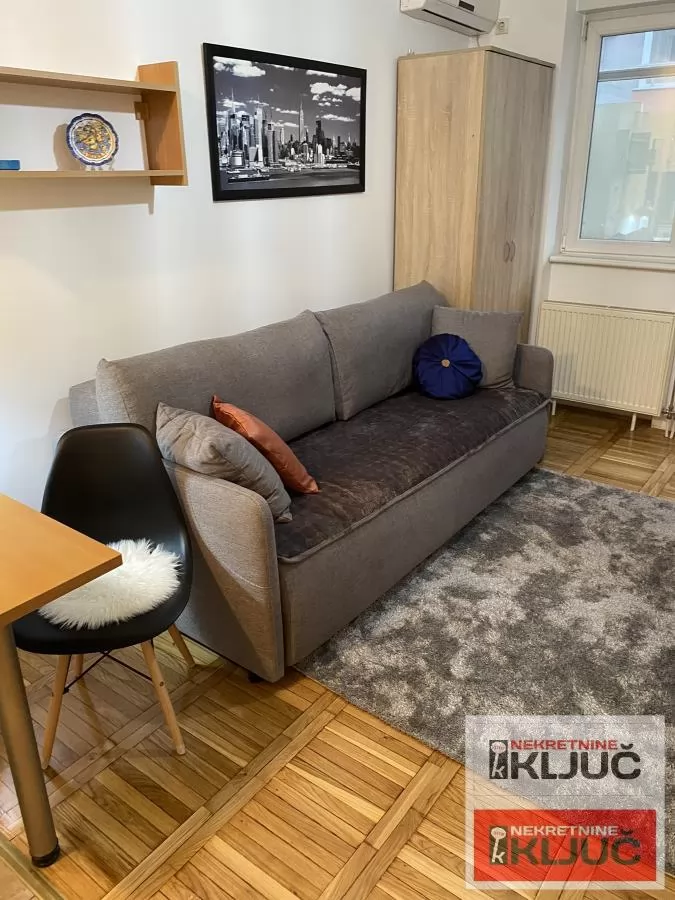 Dobra garsonjera na Grbavici 8