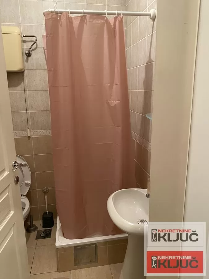 Dobra garsonjera na Grbavici 9