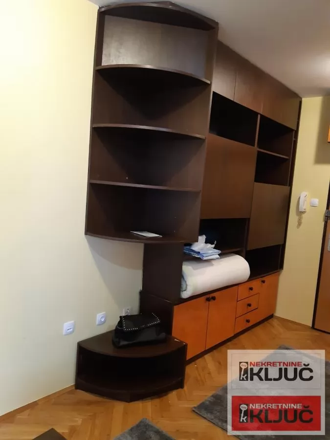 Dobra garsonjera un blizini centra/Kraljevog parka/ 2