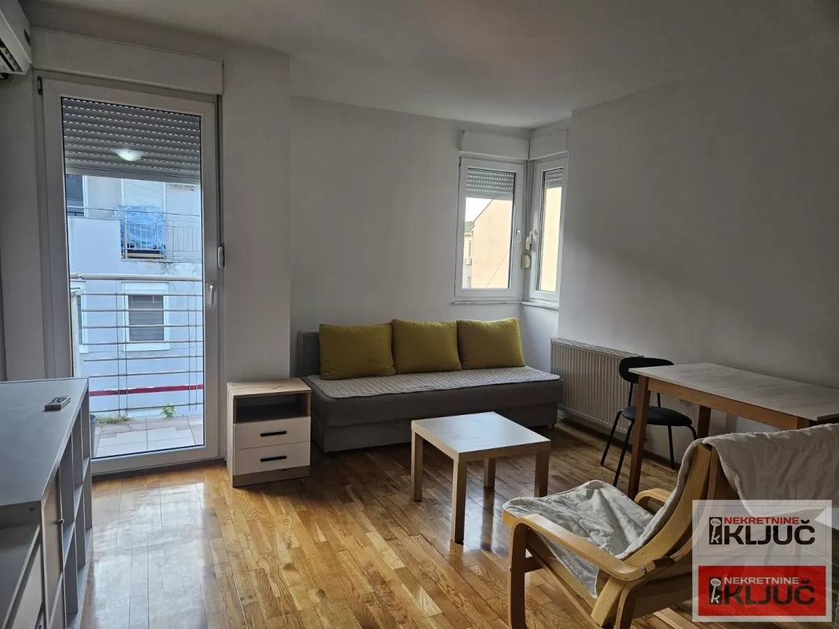 Garsonjera u centru Novog Sada, 28 m², 5/6 sprat 9