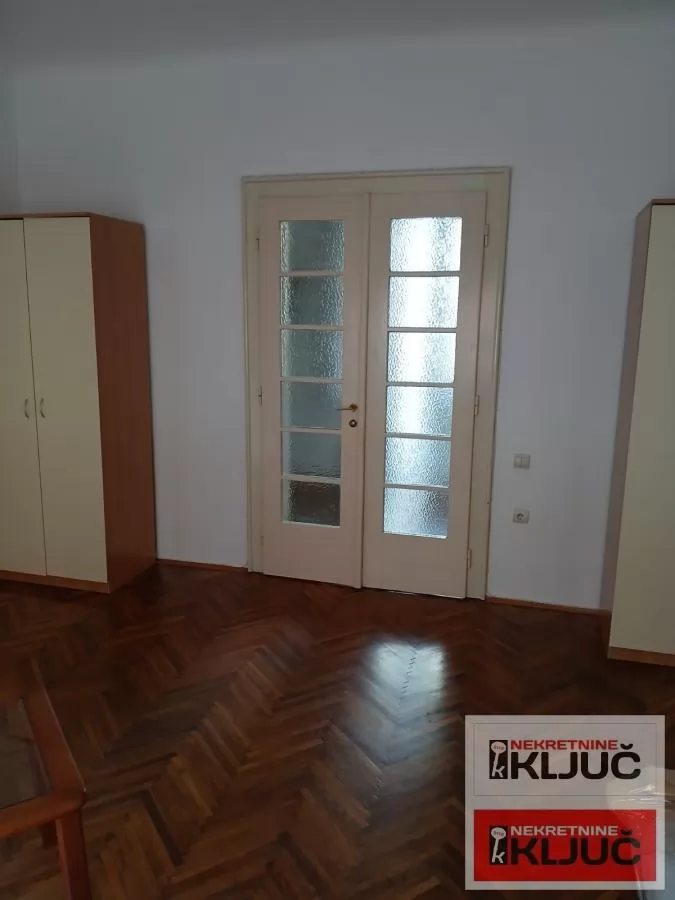 KOD IZVRŠNOG VEĆA, 70m2, Dvoiposoban, Salonac 7
