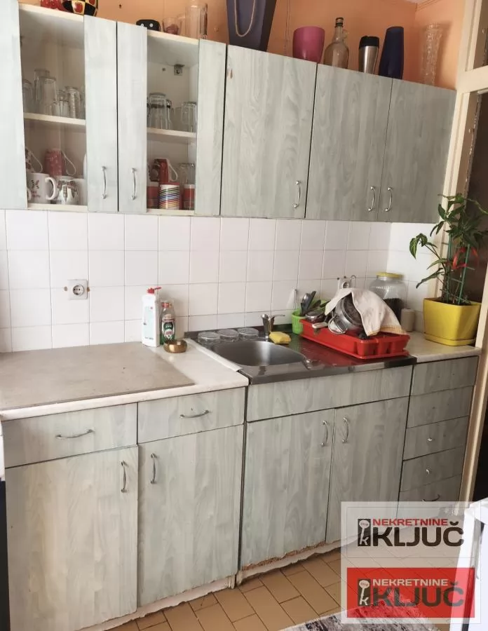 NOVO NASELJE IZDAJE SE JEDNOSOBAN DELIMIČNO OPREMLJEN STAN 1