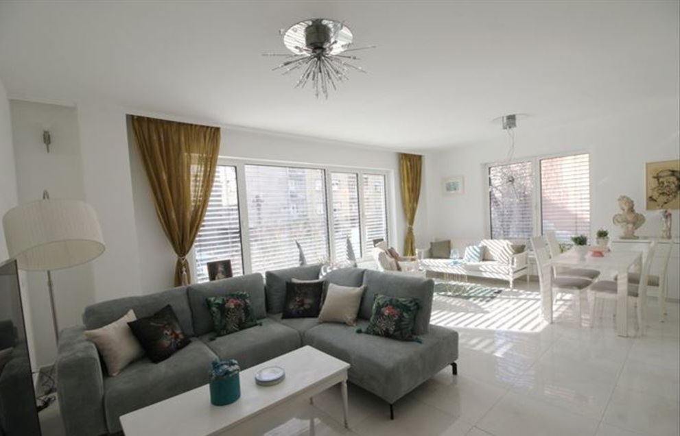 Luksuzan i Moderno Opremljen sa garažom Stan na Vračaru 1