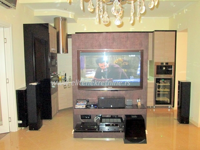 Izdavanje  Dvosoban lux stan kod Politike 4