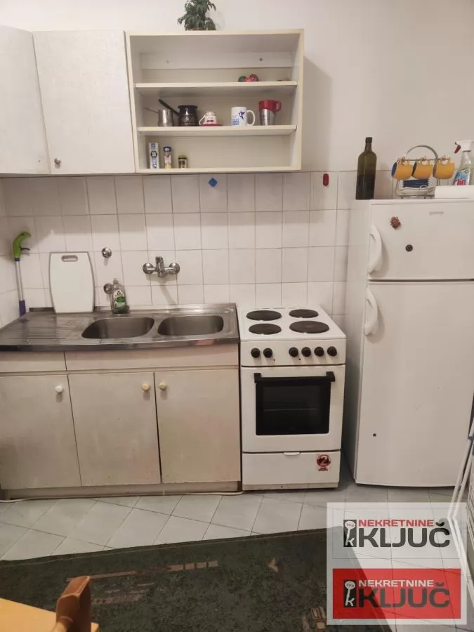 Izdaje se jednosoban stan na Grbavici 4